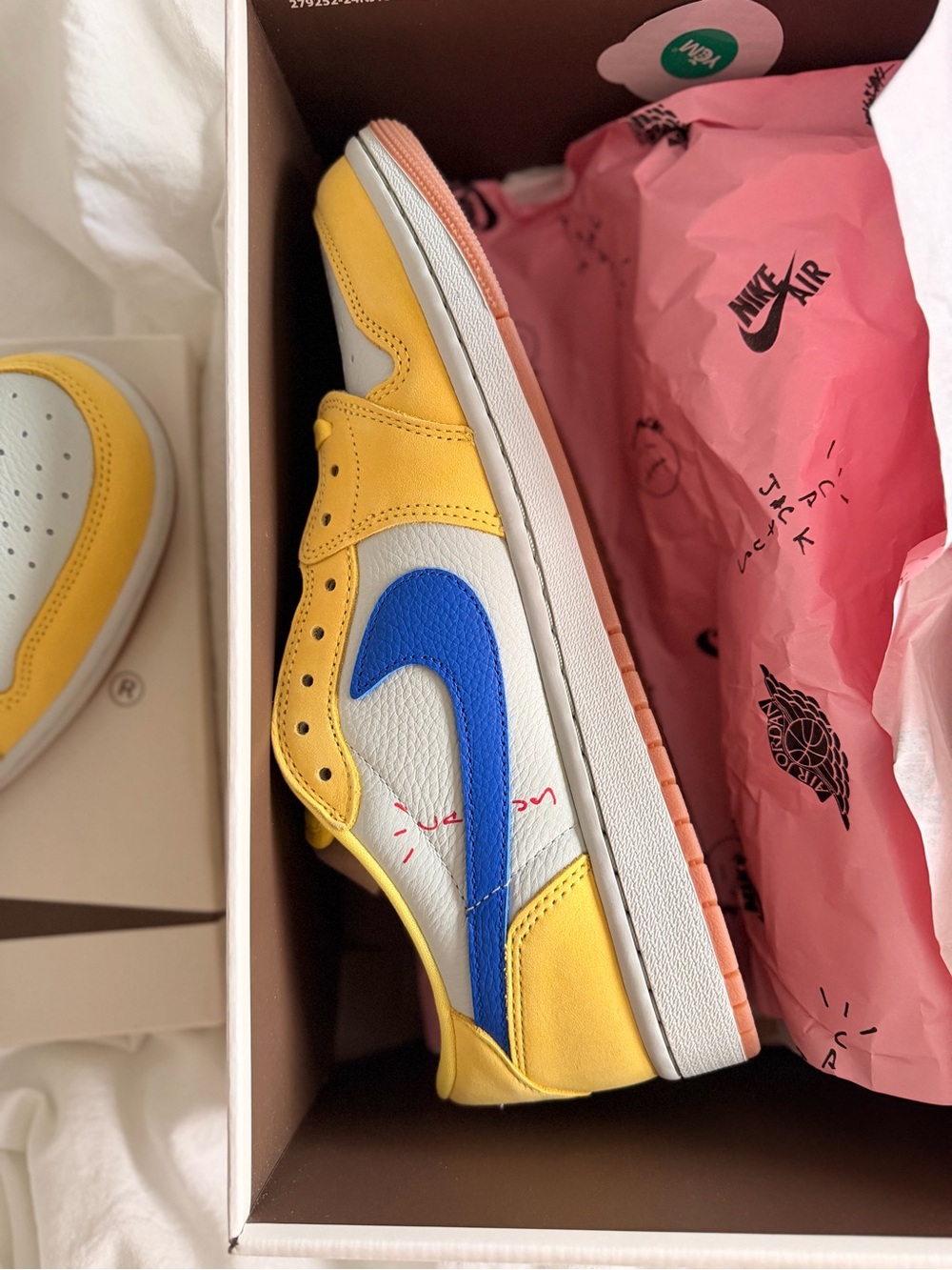 Travis Scott x Wmns Jordan 1 Retro Low OG SP ‘Canary’ - Picture 7 of 16